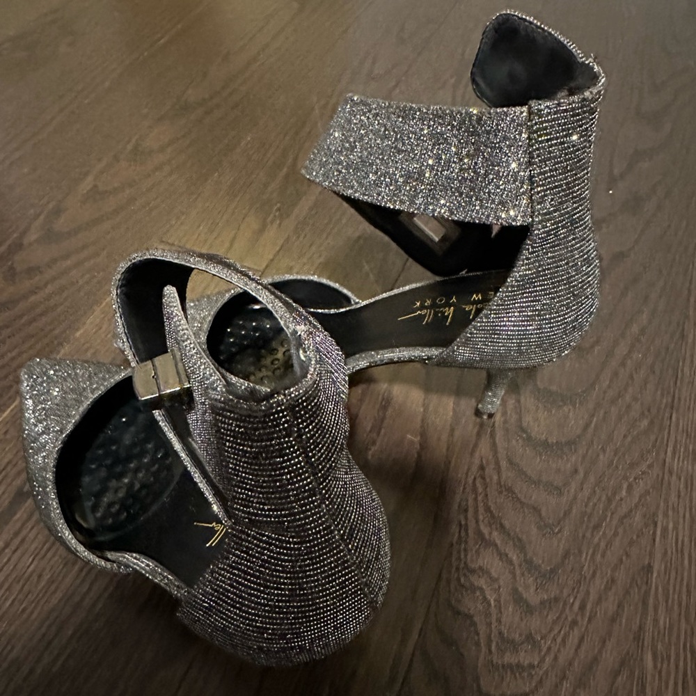 Silver Heels - Picture 4 of 4
